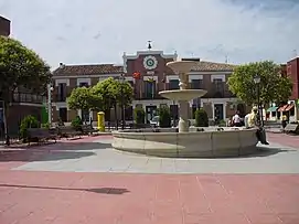 Plaza y ayuntamiento de Paracuellos de Jarama