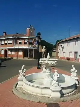 Plaza del Ayuntamiento con fuente y monumento a José Mayo Fernández