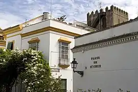 Acceso a la plaza por la calle Nicolás Antonio.