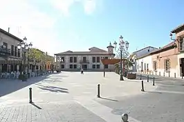 Plaza de la Constitución y ayuntamiento de El Casar