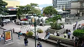 Vista del sureste de la plaza y la terraza sobre la entrada a los museos ubicados en el subsuelo.