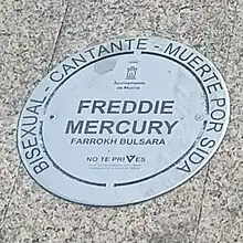 Placa conmemorativa en la Plaza de la Diversidad de la Ciudad de Murcia