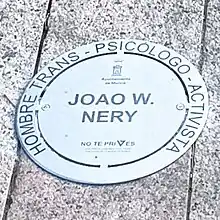 Placa conmemorativa en la Plaza de la Diversidad de la Ciudad de Murcia