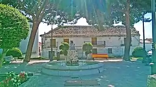 Antigua casa horno, en la plaza de la Constitución. En el centro de la plaza se ubica la fuente del pescador, obra del escultor Paco Lara