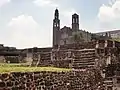 Templo de Santiago y basamentos piramidales