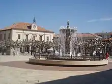 Vista de la plaza y el ayuntamiento