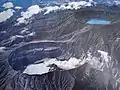 Vista aérea del volcán Poás y la laguna Botos.