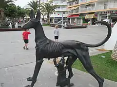 Una de las estatuas dedicadas a los Podenco Ibicencos