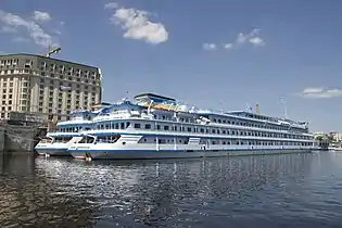 Barco turístico navegando el Río Dniéper