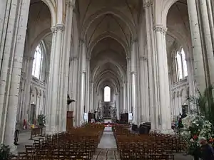 Bóvedas de estilo gótico angevino de la nave de la catedral de Poitiers