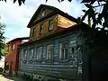 Vieja casa de madera en la calle Lenin.