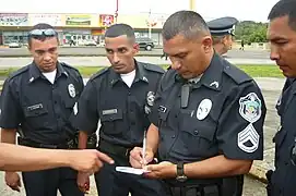 Sargento de la Policía Nacional de Panamá dando instrucciones.