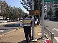 Policía de tránsito controlando un semáforo.