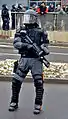 Agente de la Policía del Estado de Sajonia (Alemania) equipado con una arma lanzadora de proyectiles de gas pimienta.