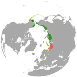 alt=Zona de distribución del eider de Steller. 
En verde oscuro - área de anidación; en verde claro - área de invernada; en rojo - distribución anterior.