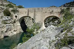 Puente del Diablo (siglo XI) aguas abajo de la abadía.