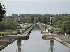 El puente canal de Briare  (1896), en Francia,  ha sido durante mucho tiempo el más largo del mundo.