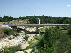 El puente moderno que cruza el Cavalón río arriba