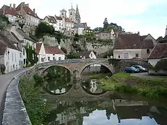 El puente Pinard sobre el Armançon, Semur-en-Auxois.