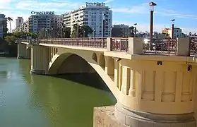 La dársena de Sevilla a la altura del puente de San Telmo.