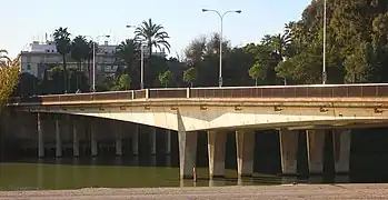 El canal bajo el puente de los Remedios.