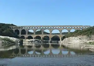 Puente del Gard (siglo I) ( Patrimonio de la Humanidad     )