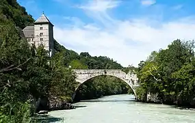 El Chateau de San Mauricio y el puente sobre el Ródano (Vaud-Valais).