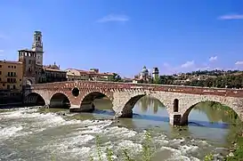 Puente de Piedra en Verona, Italia