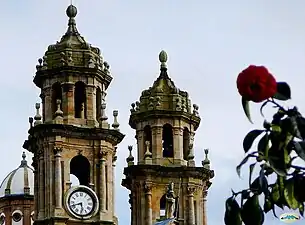 Las dos torres pertenecientes a la iglesia