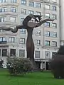 Monumento al árbol en el lado sur de la plaza