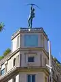 Teucro por encima del reloj en el edificio de la Caja de ahorros provincial de Pontevedra.