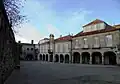 El pazo en la plaza, de día.