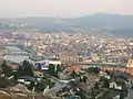 A la izquierda, de arriba abajo, On the el puente de los Tirantes, el puente de Santiago y el puente del Burgo.