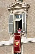 El papa Benedicto XVI desde el balcón del Vaticano
