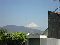 Fotografía del Popocatépetl desde el municipio de Jiutepec, Morelos.
