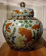 Ming jarrón de estilo wucai, decoración de peces de colores.