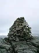 Hito construido por Charcot en el lugar donde invernaron.