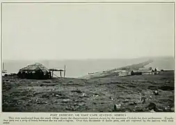 Vista de parte de Puerto Dezhniov en 1913. Las cabañas de estilo americano cerca de la laguna fueron probablemente un puesto comercial.