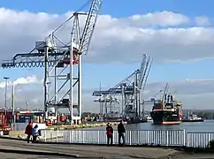 Carguero utilizando las instalaciones adecuadas para el tráfico de contenedores (grúas-pórtico, container terminal) del puerto de Le Havre.