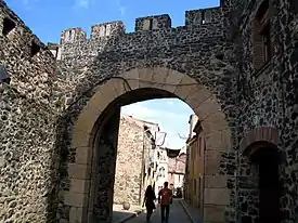 Conjunto formado por las murallas y el castillo