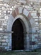 Puerta románica de arco apuntado en San Ginés de Montellá