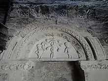 Portada de templo románico en Añes