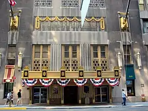 Entrada del Hotel Waldorf Astoria (1929).