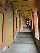 Escalinata porticada que conduce al Santuario de la Madonna di San Luca, Bolonia.