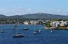 Vista de Porto Colom desde su bahía