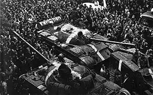 Tanques soviéticos T-55 con " carriles de invasión " durante la Operación Danubio, 1968.