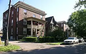 Prentis Street entre Second y Cass, que muestra viviendas unifamiliares y apartamentos pequeños