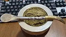 Antes de poner la bombilla, se moja la yerba y se deja reposar unos minutos.