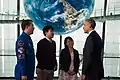 El ex presidente de EE.UU. Barak Obama conversa con un astronauta japonés en el área del Geo-Cosmos (2014)