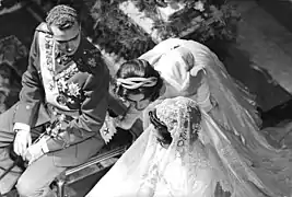 Juan Carlos de Borbón en su boda, luciendo la placa. (1962)